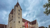 Stiftskirche und Kloster: Nach einem Brand im 14. Jahrhundert wurde das Gewölbe gotisch ...