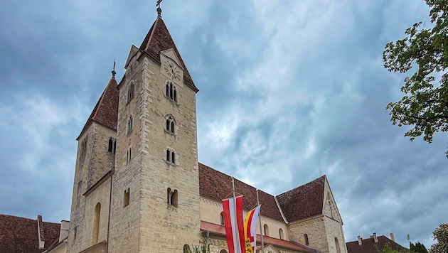 Stiftskirche und Kloster: Nach einem Brand im 14. Jahrhundert wurde das Gewölbe gotisch ...