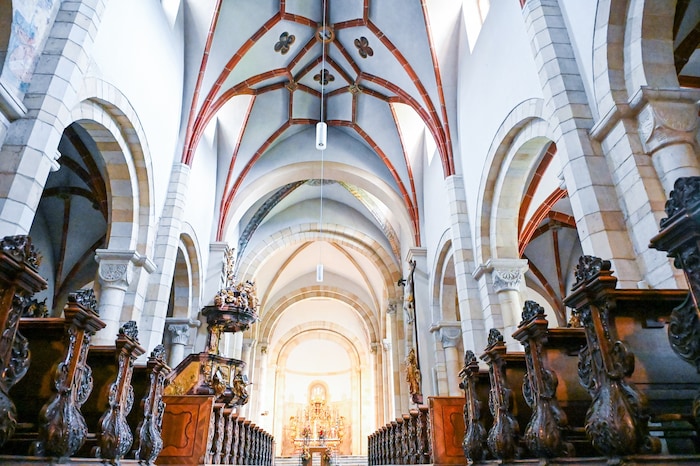 Stiftskirche und Kloster: Nach einem Brand im 14. Jahrhundert wurde das Gewölbe gotisch ...