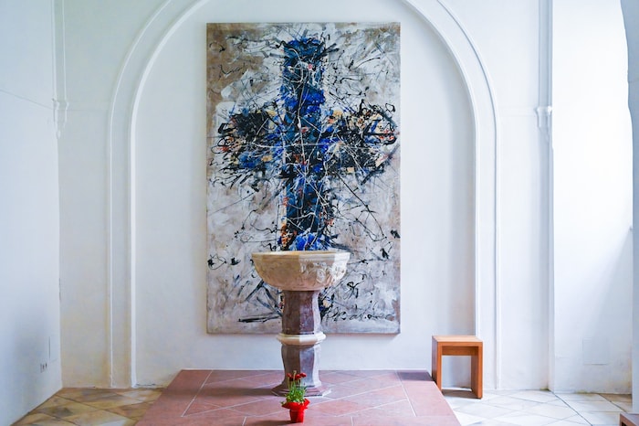 Barockes Taufbecken mit abstrakter Darstellung