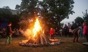 Sonnwendfeuer auf der Burgruine Falkenstein im Weinviertel 