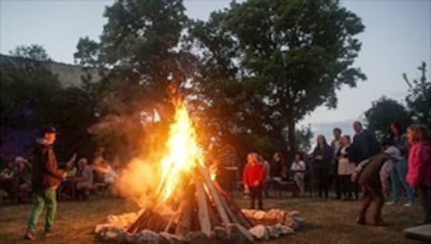 Sonnwendfeuer auf der Burgruine Falkenstein im Weinviertel 