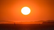 Der Lauf der Sonne beeinflusst, wie wir leben. Am Tag der Sommersonnenwende ist die Nacht am ...