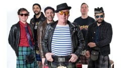 Frontmann und Bandgründer Paul McKenzie (Mitte) hält seine sich öfters abwechselnde ...