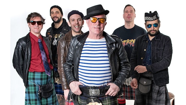 Frontmann und Bandgründer Paul McKenzie (Mitte) hält seine sich öfters abwechselnde ...