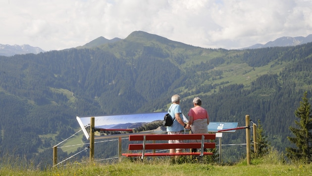 Südlich vom Markbachjoch ragt das grüne Feldalphorn (Mitte) empor.