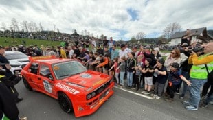 Der orange Lancia von Felix Pailer zieht die Fans magisch an.