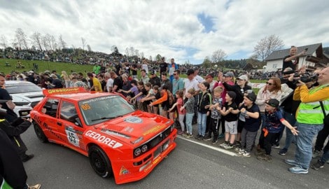 Der orange Lancia von Felix Pailer zieht die Fans magisch an.
