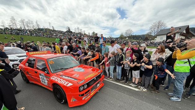 Der orange Lancia von Felix Pailer zieht die Fans magisch an.