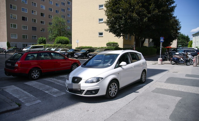 Richard M. stellte sein Auto, während er den Patienten versorgte, auf der Straße ab.
