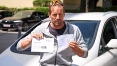 Krankenpfleger Richard M. mit Ausnahmebewilligung und Strafzettel.