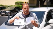 Krankenpfleger Richard M. mit Ausnahmebewilligung und Strafzettel.