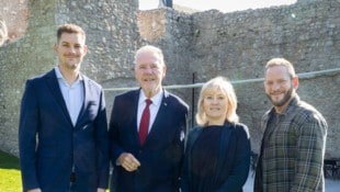 William Merl (li.) und Daniel Alcantara Garcia (re.) freuen sich gemeinsam mit Bürgermeister ...