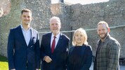 William Merl (li.) und Daniel Alcantara Garcia (re.) freuen sich gemeinsam mit Bürgermeister ...