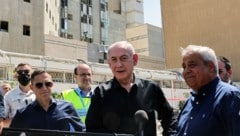 Netanyahu sprach vor einem beschädigten Krankenhaus.