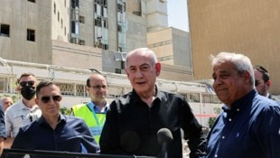Netanyahu sprach vor einem beschädigten Krankenhaus.