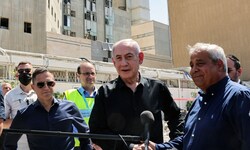 Netanyahu sprach vor einem beschädigten Krankenhaus.