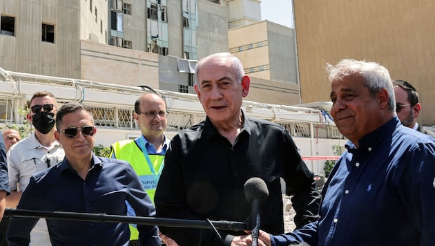 Netanyahu sprach vor einem beschädigten Krankenhaus.