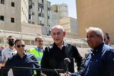 Netanyahu sprach vor einem beschädigten Krankenhaus.