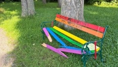 Beschmiert und zerstört wurde die Regenbogen-Bank im Dodererpark in Eichgraben.
