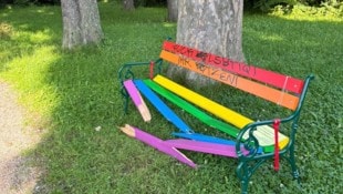 Beschmiert und zerstört wurde die Regenbogen-Bank im Dodererpark in Eichgraben.
