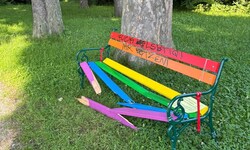 Beschmiert und zerstört wurde die Regenbogen-Bank im Dodererpark in Eichgraben.