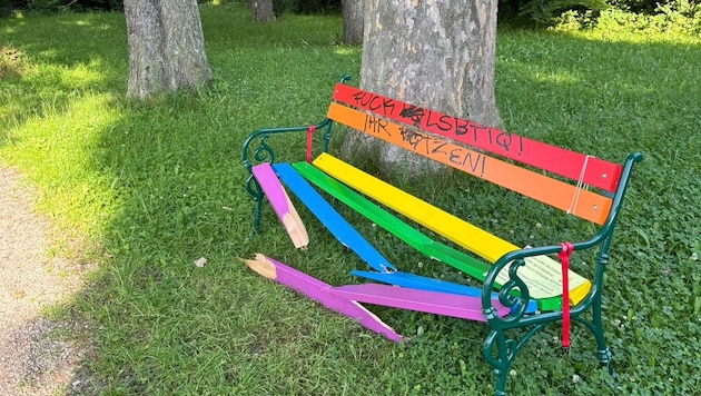 Beschmiert und zerstört wurde die Regenbogen-Bank im Dodererpark in Eichgraben.