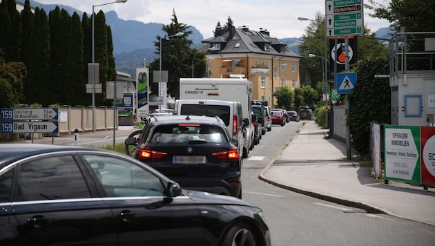 Beim Hager-Kreisverkehr in Hallein staut es oft.