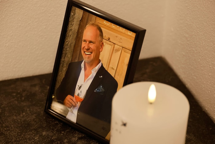 Die Familie trauert nach wie vor. Bilder erinnern an den liebevollen Vater und Ehemann.