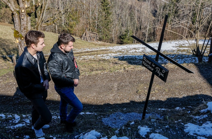 Die älteren Söhne, Christian und Stefan haben für ihren Vater ein Kreuz gemacht.