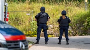 Schwer bewaffnete Polizisten in Feldkirchen/Donau