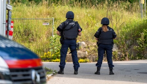 Schwer bewaffnete Polizisten in Feldkirchen/Donau