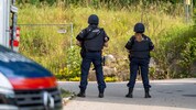 Schwer bewaffnete Polizisten in Feldkirchen/Donau