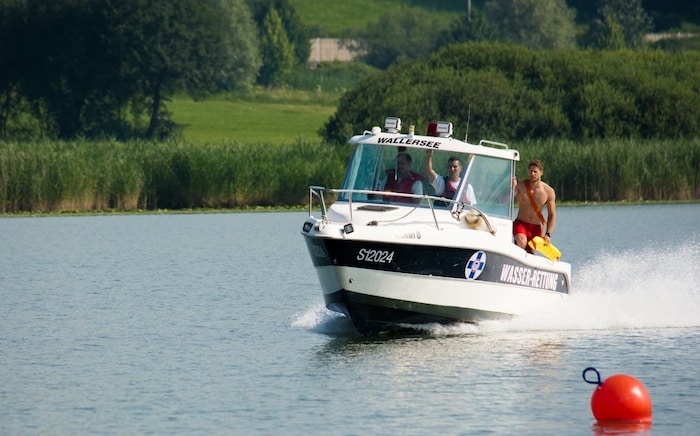 Die Wasserrettung steht oft an den Seen parat.