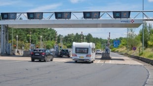 Die Betrüger verschicken Nachrichten an die Autofahrer, in denen sie Mautgebühren einfordern. 