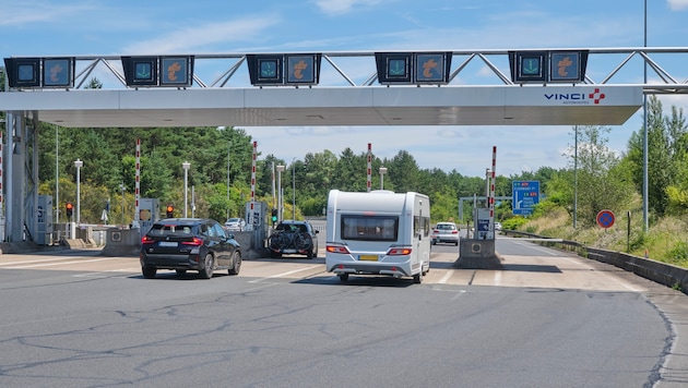 Die Betrüger verschicken Nachrichten an die Autofahrer, in denen sie Mautgebühren einfordern. 
