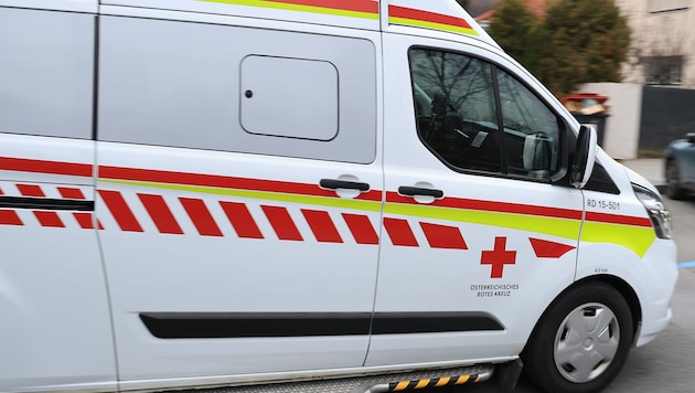 Insgesamt vier Personen mussten am Montag nach Autoabstürzen ins Krankenhaus gebracht werden.