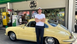 Le-Mans-Sieger Richard Lietz mit dem Porsche 356 vor dem „Lietz Laden“ in Ybbsitz.