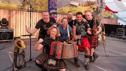 Die „Lauser“ in ihren Kilts: Die Partyband gratulierte mit einem Hitfeuerwerk im Zelt.