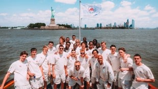 Die Fußball-Profis von Salzburg fuhren bei ihrer Fahrt auf dem Hudson River auch an der ...