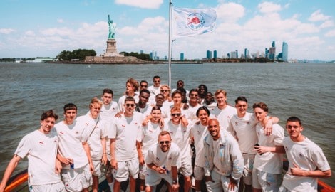 Die Fußball-Profis von Salzburg fuhren bei ihrer Fahrt auf dem Hudson River auch an der ...