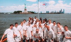 Die Fußball-Profis von Salzburg fuhren bei ihrer Fahrt auf dem Hudson River auch an der ...