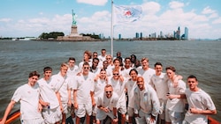 Die Fußball-Profis von Salzburg fuhren bei ihrer Fahrt auf dem Hudson River auch an der ...