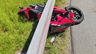 Der 20-Jährige wurde zwischen dem Motorrad und der Leitplanke eingeklemmt.