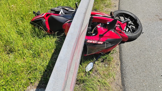 Der 20-Jährige wurde zwischen dem Motorrad und der Leitplanke eingeklemmt.