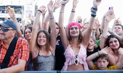 Das Donauinselfest startete am Freitag mit einem fulminanten Programm. Gewohnt mit freiem ...