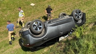 Das Auto stürzte rund 20 Meter ab und blieb am Dach liegen.