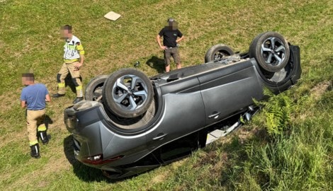 Das Auto stürzte rund 20 Meter ab und blieb am Dach liegen.