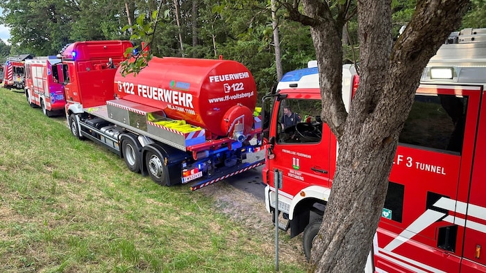 Aufgrund der schwierigen Löschwasserversorgung wurde ein Pendelverkehr eingerichtet.
