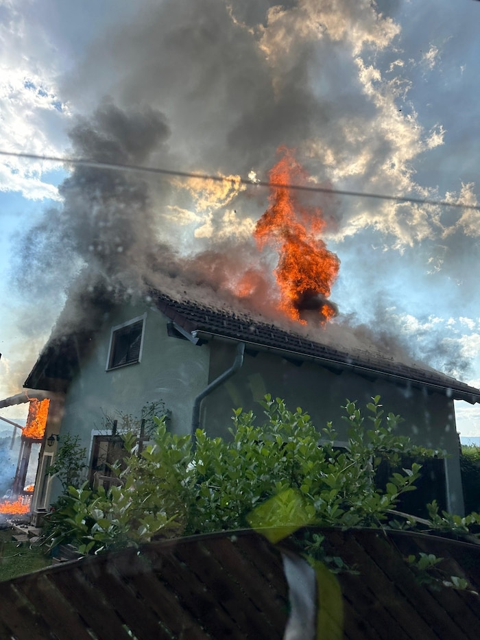 Auch das Wohngebäude wurde durch das Feuer beschädigt.